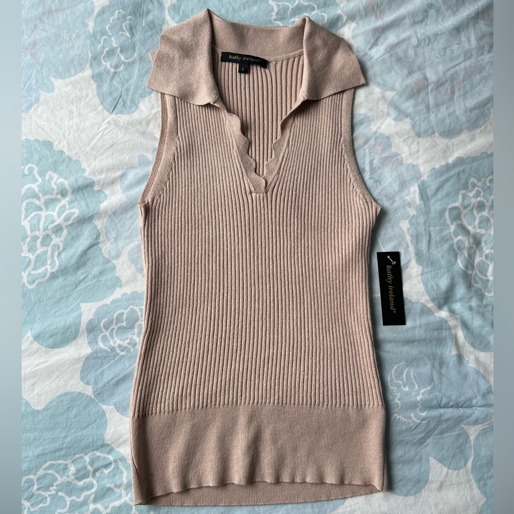 Kathy Ireland fibbed wide collar beige tank top